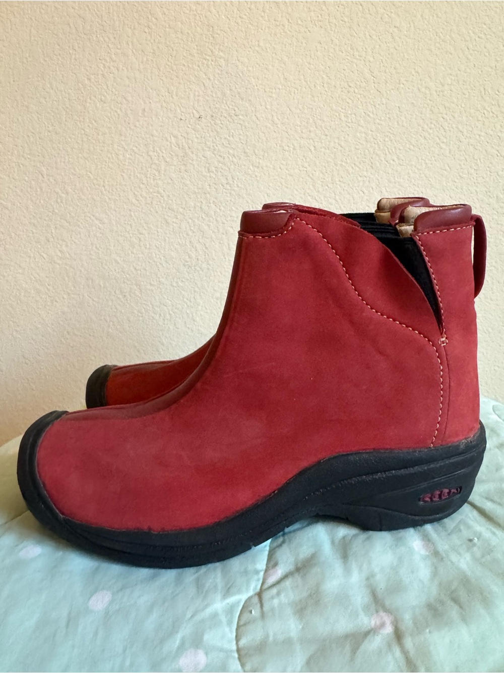 Keen Red Chelsea Style boots Womens size 7.5